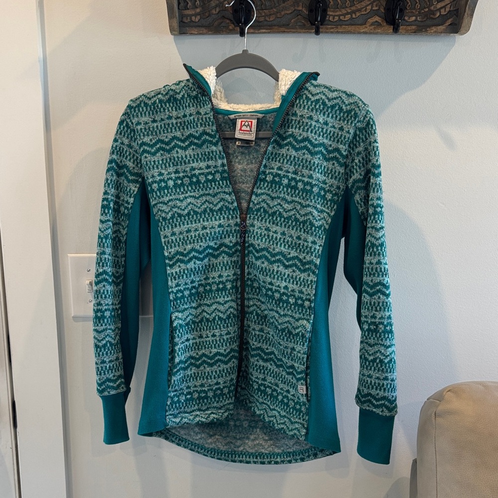 Avalanche Outdoor Supply Company Women’s Zip Up Size M with Sherpa Hood EUC